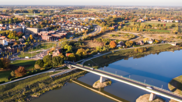 Maasbrug Maaseik blijft op koers
